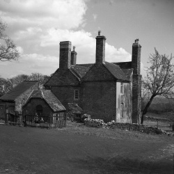 PP2_Wrens_Nest_farmhouse_1950s_small.jpg PP2_Wrens_Nest_farmhouse_1950s_small.jpg